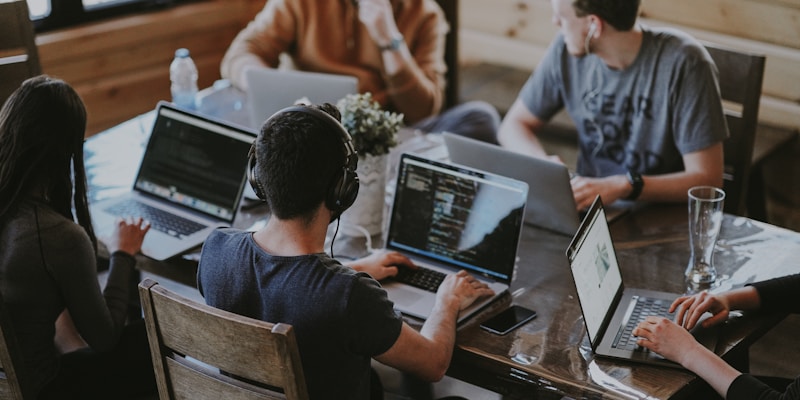 Mobile Apps vs Mobile Websites for Field Workers